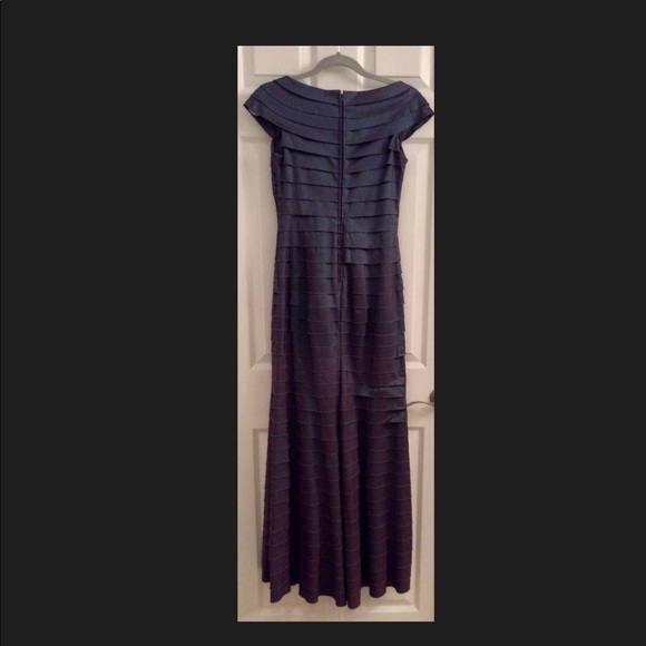 TADASHI SHOJI GOWN - Picture 2 of 5